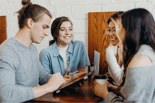 Studenten praten aan tafel